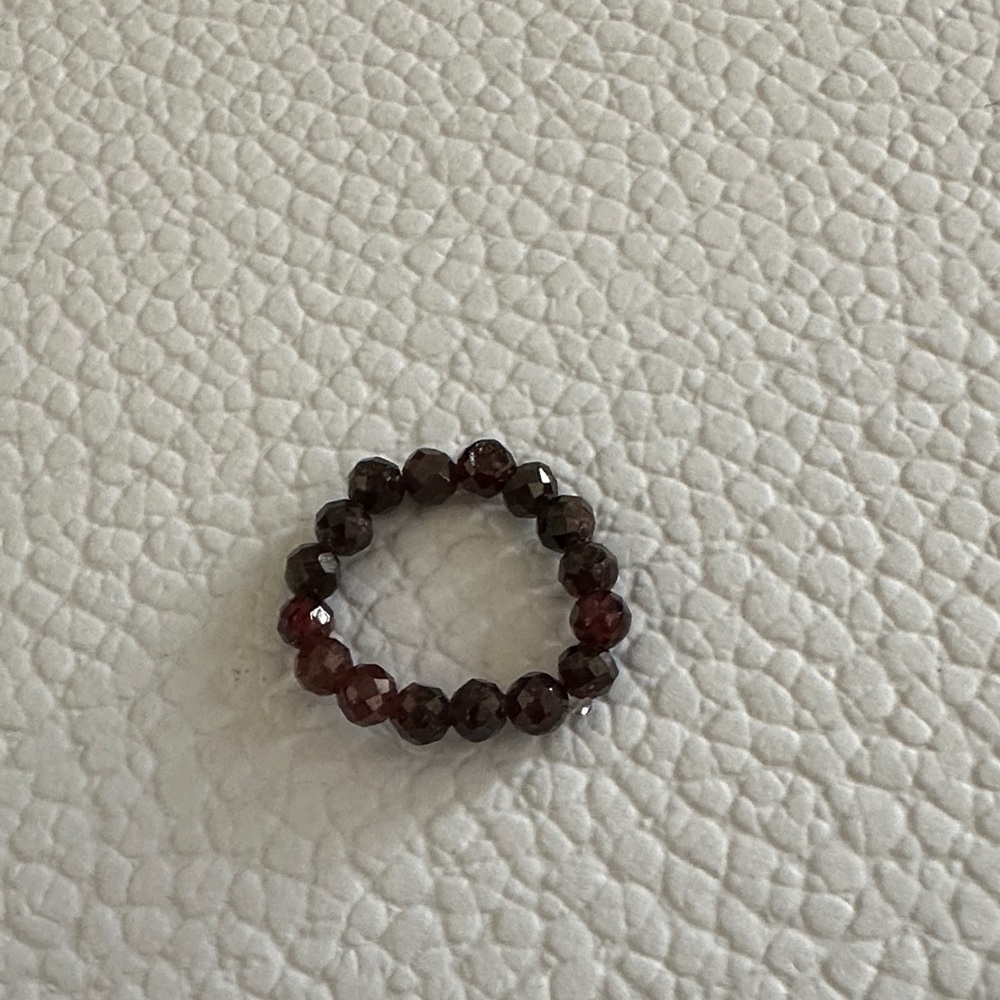 NWOT Elegant Faceted Garnet gemstone beaded Stretchy Ring